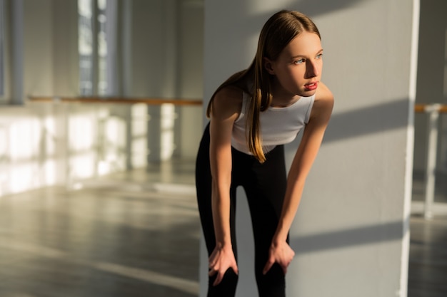 schöne junge Frau mit einer schlanken Figur geht in den Sport