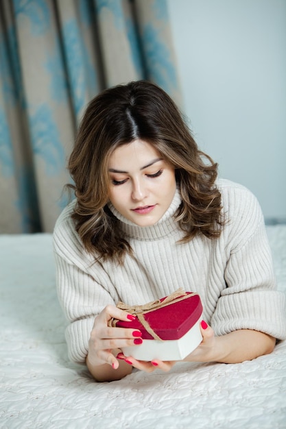 Schöne junge Frau mit Geschenken zum Valentinstag