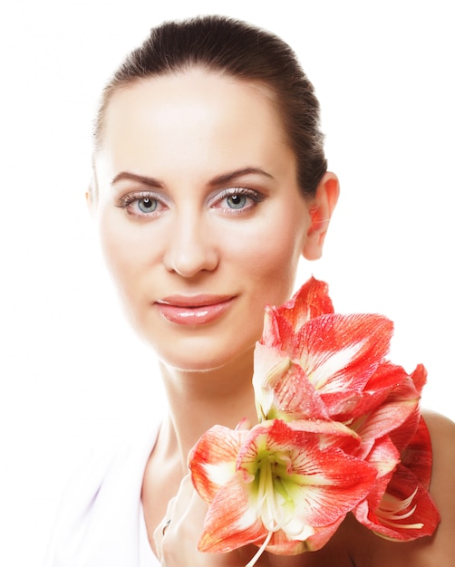 schöne junge Frau mit großen rosa Blumen