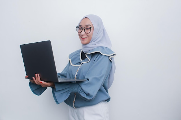 Schöne junge Frau mit Hijab und hellblauem Kleid Gesichtsausdrücke