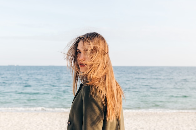 Foto schöne junge frau mit langen braunen haaren