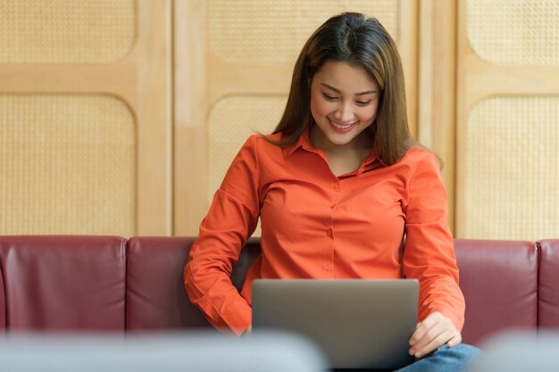 Schöne junge Frau mit Laptop