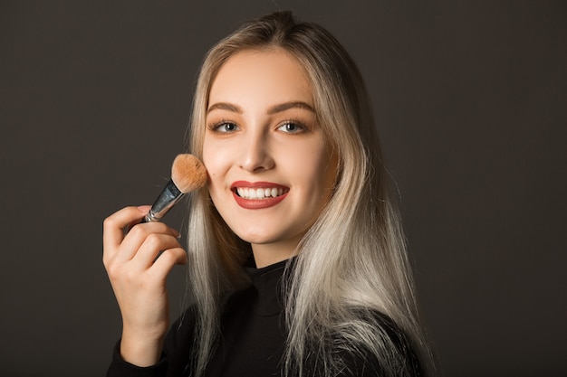 Schöne junge Frau mit Make-up