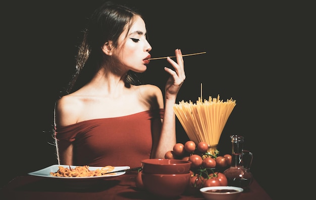 Schöne junge Frau mit Nudelspaghetti sexy Küche