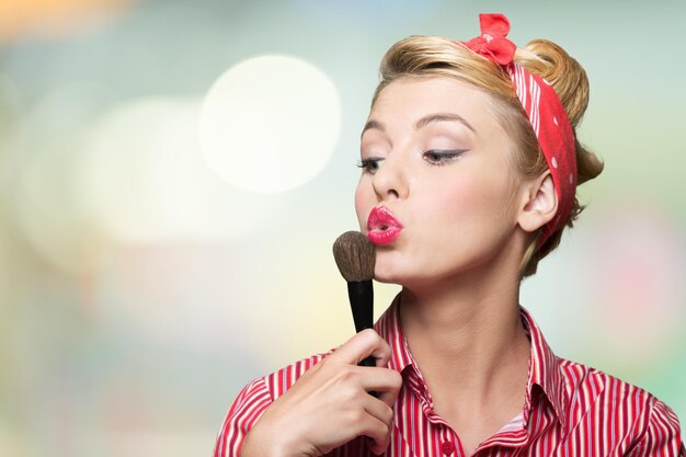 Schöne junge Frau mit Pin-up-Make-up