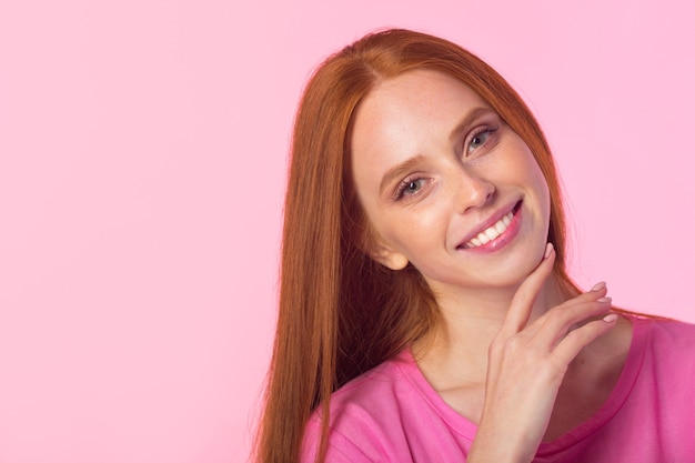 schöne junge Frau mit roten Haaren