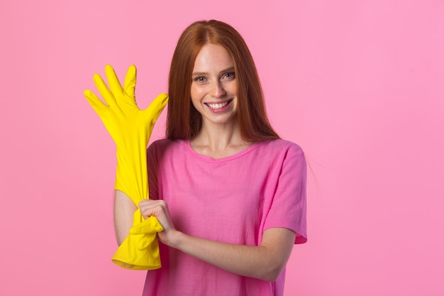 Schöne junge Frau mit roten Haaren