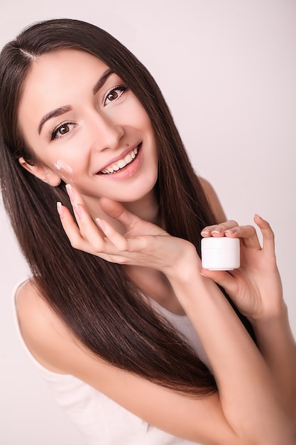 Schöne junge Frau mit sauberem neuem Hautnotengesicht. Gesichtsbehandlung, Kosmetologie, Beauty und Spa