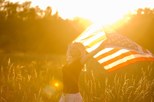 Schöne junge Frau mit USA-Flagge