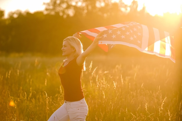 Schöne junge Frau mit USA-Flagge