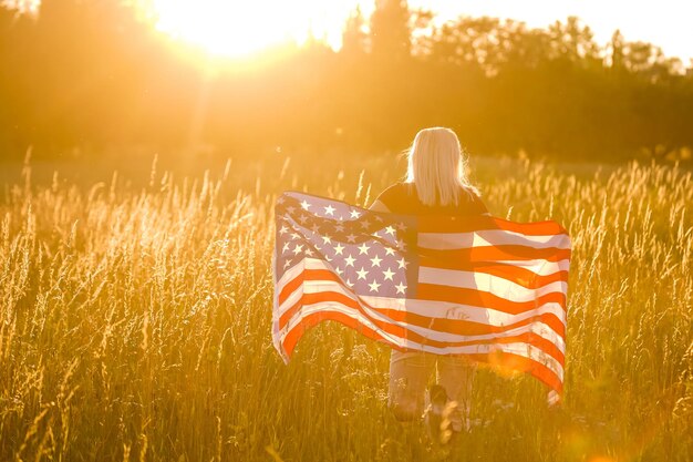 Schöne junge Frau mit USA-Flagge