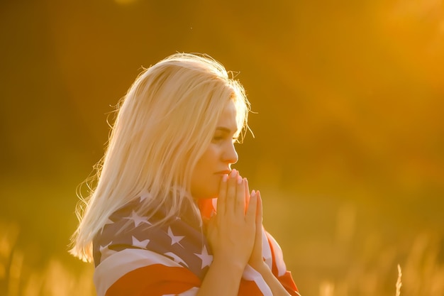 Schöne junge Frau mit USA-Flagge