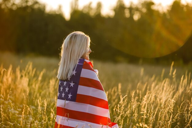 Schöne junge Frau mit USA-Flagge