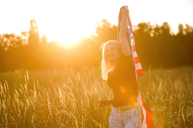 Schöne junge Frau mit USA-Flagge