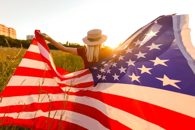 Schöne junge Frau mit USA-Flagge