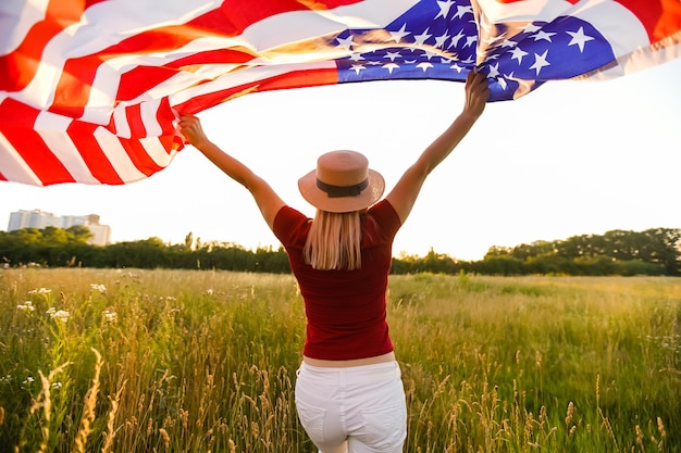 Schöne junge Frau mit USA-Flagge