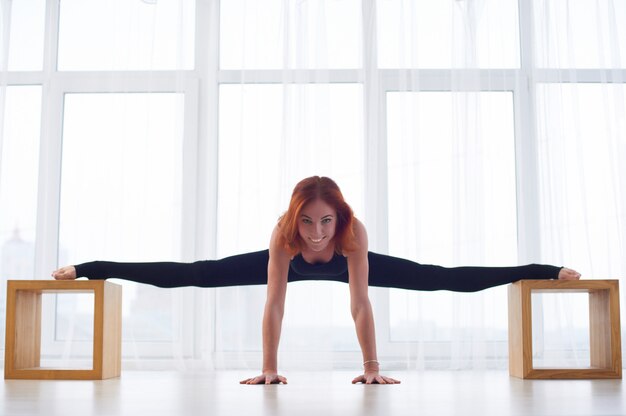 Schöne junge Frau praktiziert Yoga Asana im Yoga-Studio