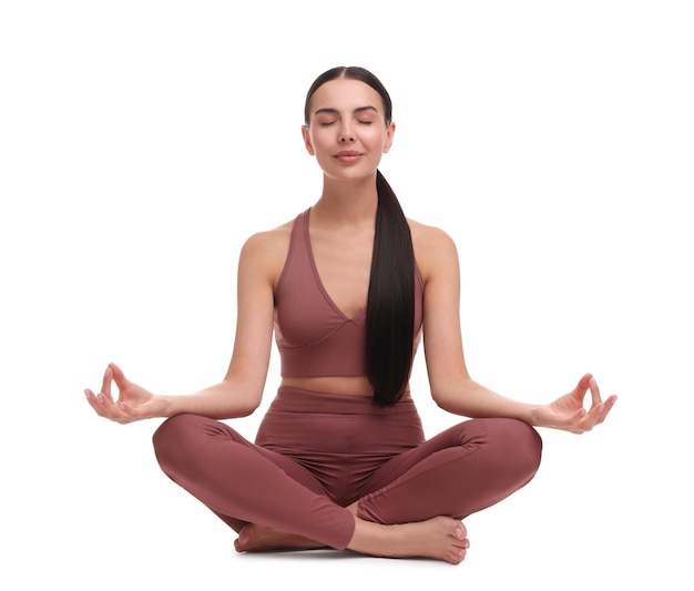 Schöne junge Frau praktiziert Yoga auf weißem Hintergrund Lotus-Pose