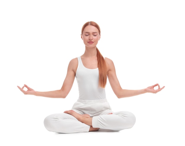 Schöne junge Frau praktiziert Yoga auf weißem Hintergrund Lotus-Pose