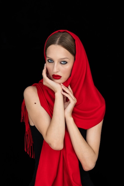 Schöne junge Frau trägt Rot im Retro-Modestil isoliert auf schwarzem Hintergrund im Studio