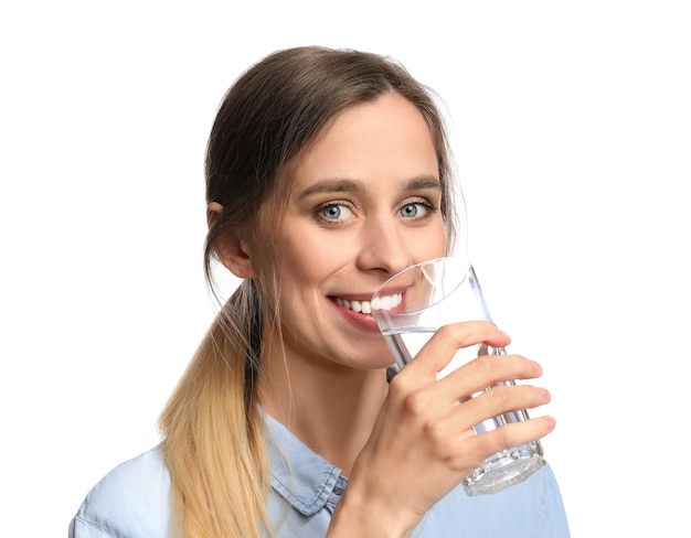Schöne junge Frau Trinkwasser auf weißer Wand