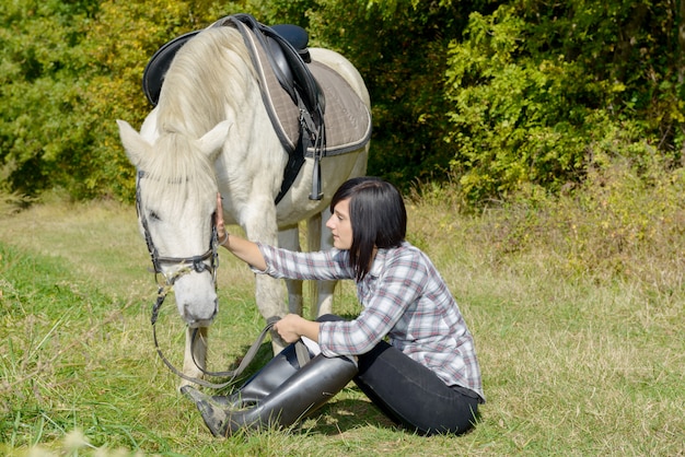 Foto schöne junge frau und weißes pferd