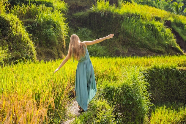 Schöne junge Frau zu Fuß am typisch asiatischen Hang mit Reisanbau Bergform grüne Kaskade Reisfeld Terrassen Reisfeld Ubud Bali Indonesien Bali Reisekonzept