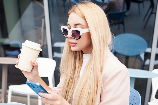 Schöne junge Frauen, die Kaffee im Restaurant trinken.