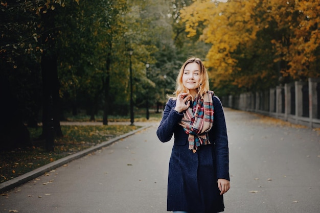 Schöne junge Frauen im Herbstpark