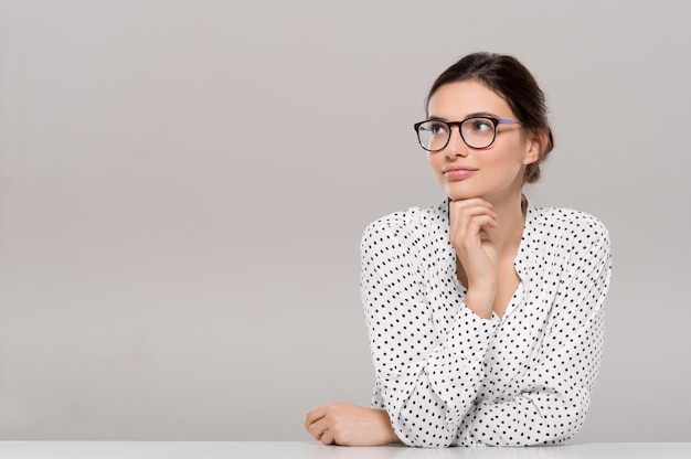 Schöne junge Geschäftsfrau, die Brille trägt