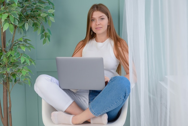 schöne junge Geschäftsfrau, die im Büro am Laptop arbeitet