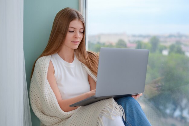 schöne junge Geschäftsfrau, die im Büro am Laptop arbeitet