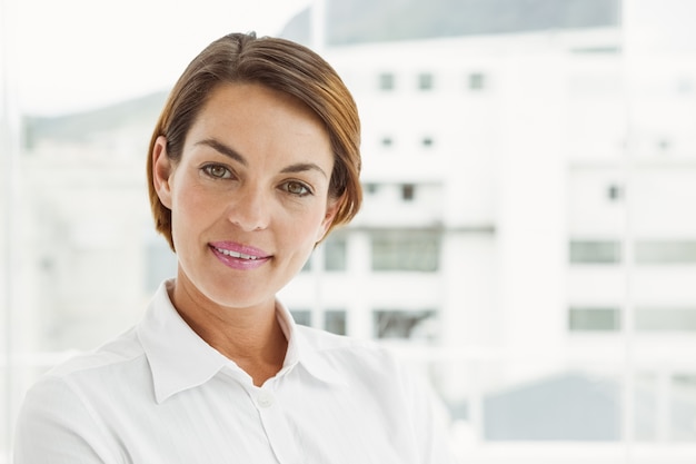 Foto schöne junge geschäftsfrau im büro