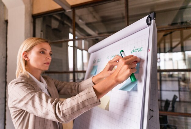 Schöne junge Geschäftsfrau mit eleganter formeller Kleidung, die in einer Firma arbeitet