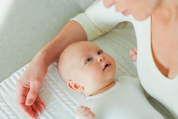 Schöne junge glückliche Mutter und Baby