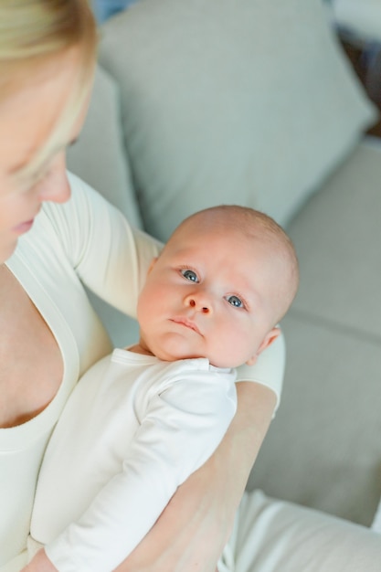 Schöne junge glückliche Mutter und Baby