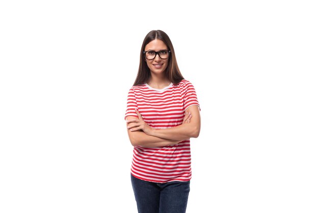 Foto schöne junge kaukasische frau mit gerade haaren mit brille und in einem gestreiften t-shirt in einem studio