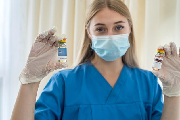 Schöne junge Krankenschwester in Uniform und Handschuhen mit einem Impfstoff Medizinkonzept Impfkonzept Covid-Konzept