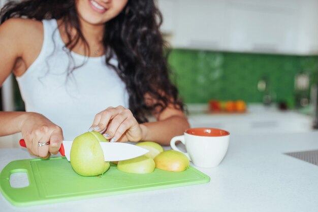 Schöne junge Paare stellten das Lächeln beim in der Küche zu Hause kochen grafisch dar.