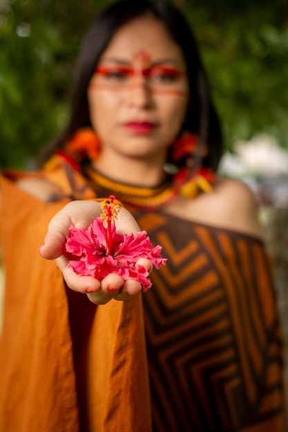 Foto schöne junge peruanische frau der yanesha-kultur, die mit kleidern, schmuck, make-up und kleidung posiert