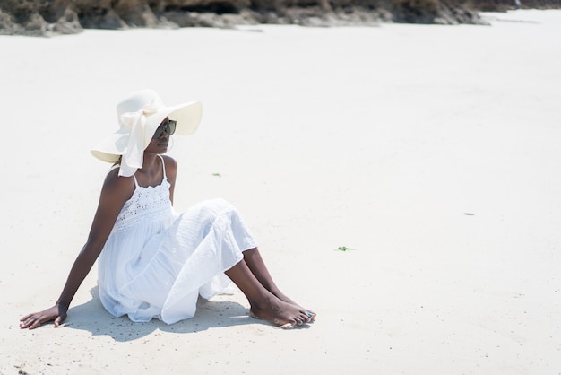 Schöne junge schwarze Afroamerikanerin am tropischen Strand