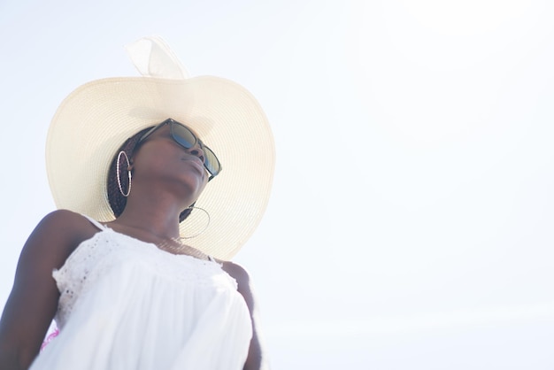 Schöne junge schwarze Afroamerikanerin am tropischen Strand