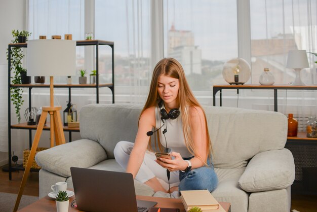 schöne junge Studentin studiert an der Laptop-Freiberuflerin