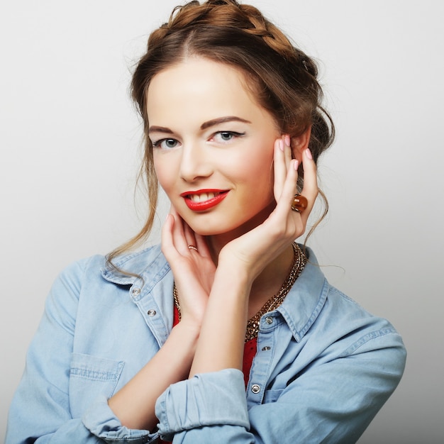 Schöne junge überraschte blonde Frau. Studioaufnahme.