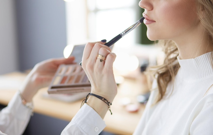 Foto schöne junge vorbildliche frau, die modemake-up erhält