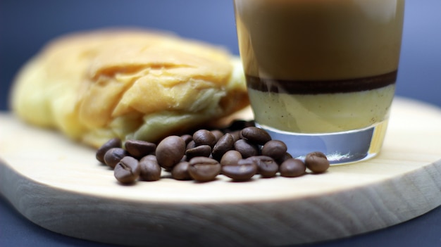 schöne kaffeebohnen, espresso, brot, photoshoot