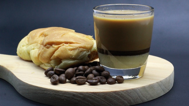 schöne kaffeebohnen, espresso, brot, photoshoot