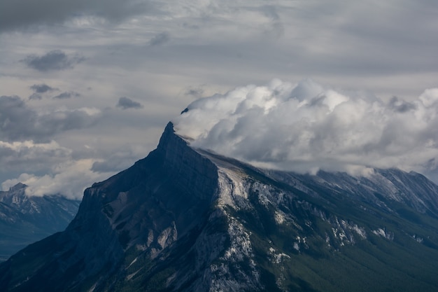 Schöne kanadische Rockies. Banff Alberta. schöne Berggipfel, blauer Himmel und Wolken.