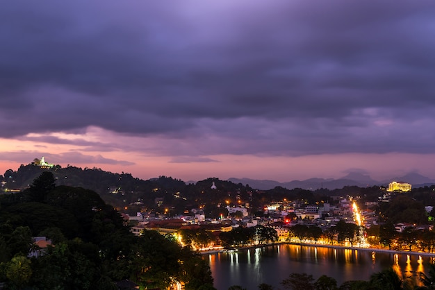 Schöne Kandy Stadt und See in der Nacht, Kandy, Sri Lanka