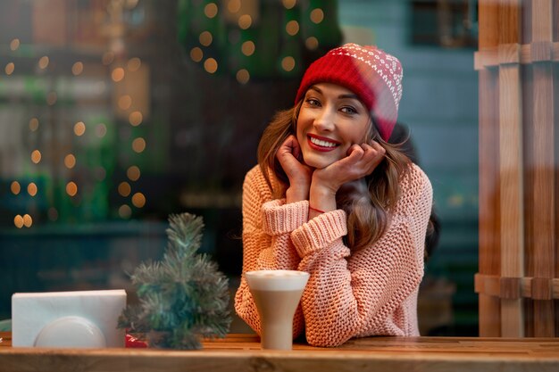 Schöne kaukasische Frau drinnen Café Winterferienzeit